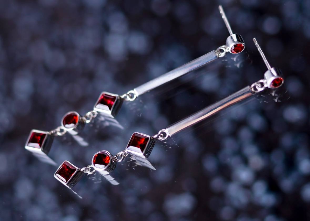 Серебряные серьги палочки с 4 камнями (Гранат)