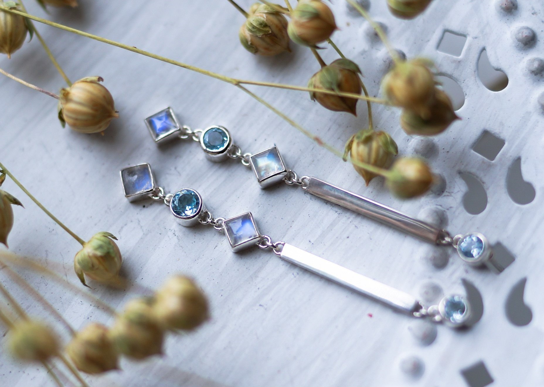 Серебряные серьги палочки с 4 камнями (Топаз, лунный)