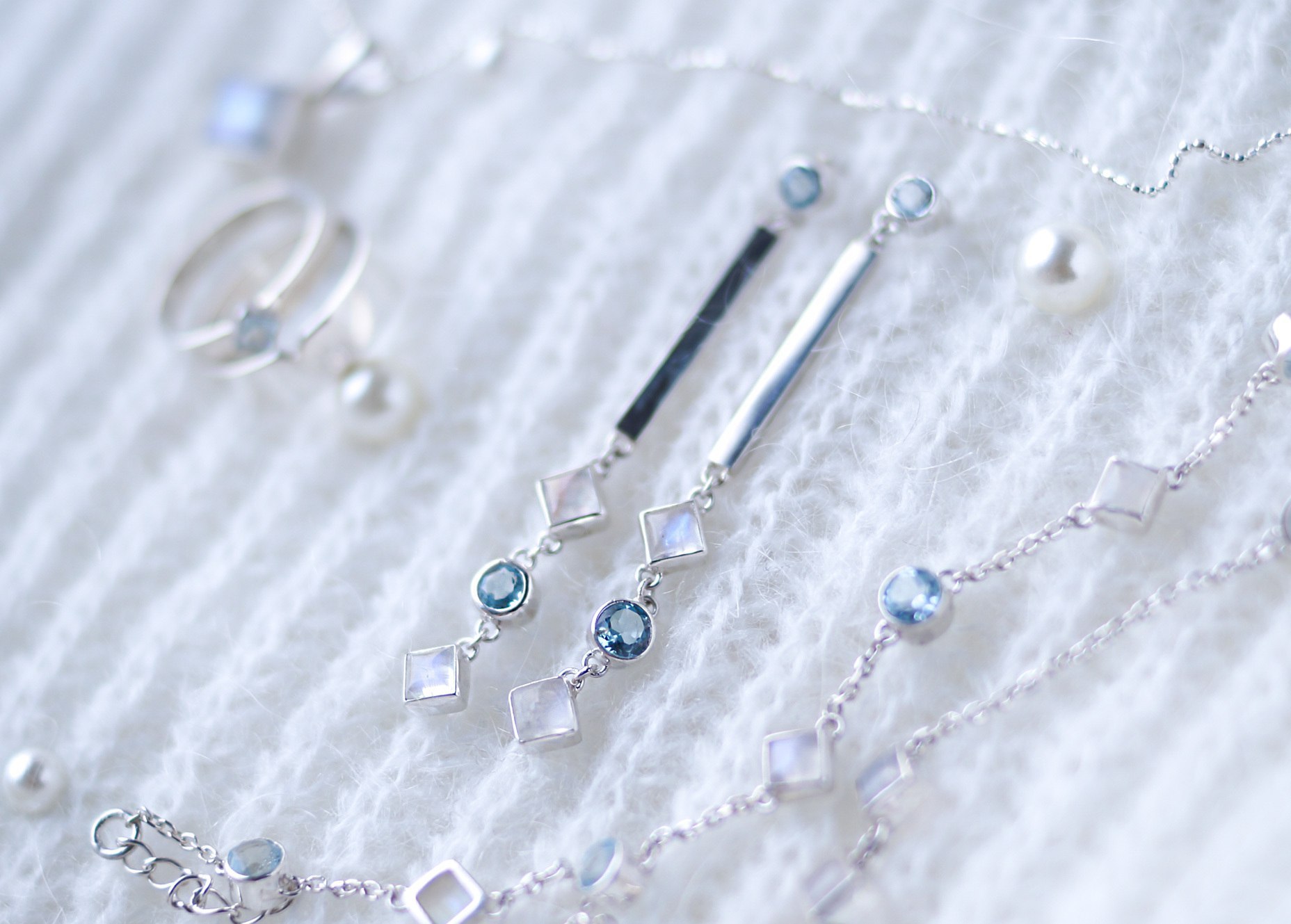 Серебряные серьги палочки с 4 камнями (Топаз, лунный)