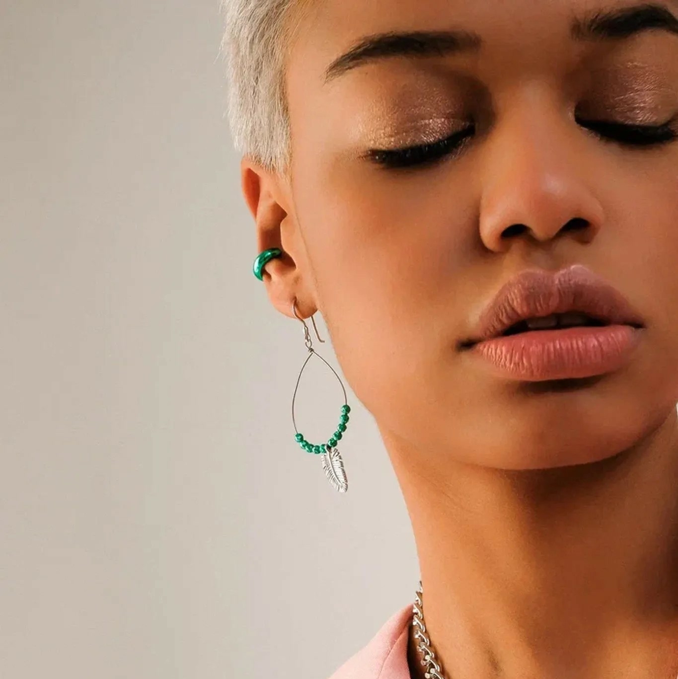 Серебряная серьга-кафф в форме объемный зеленый Баббл - Bubble green