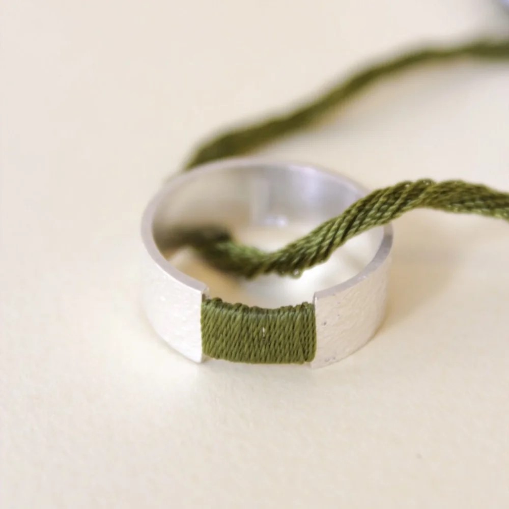 Кольцо с зеленой нитью R5022S009
