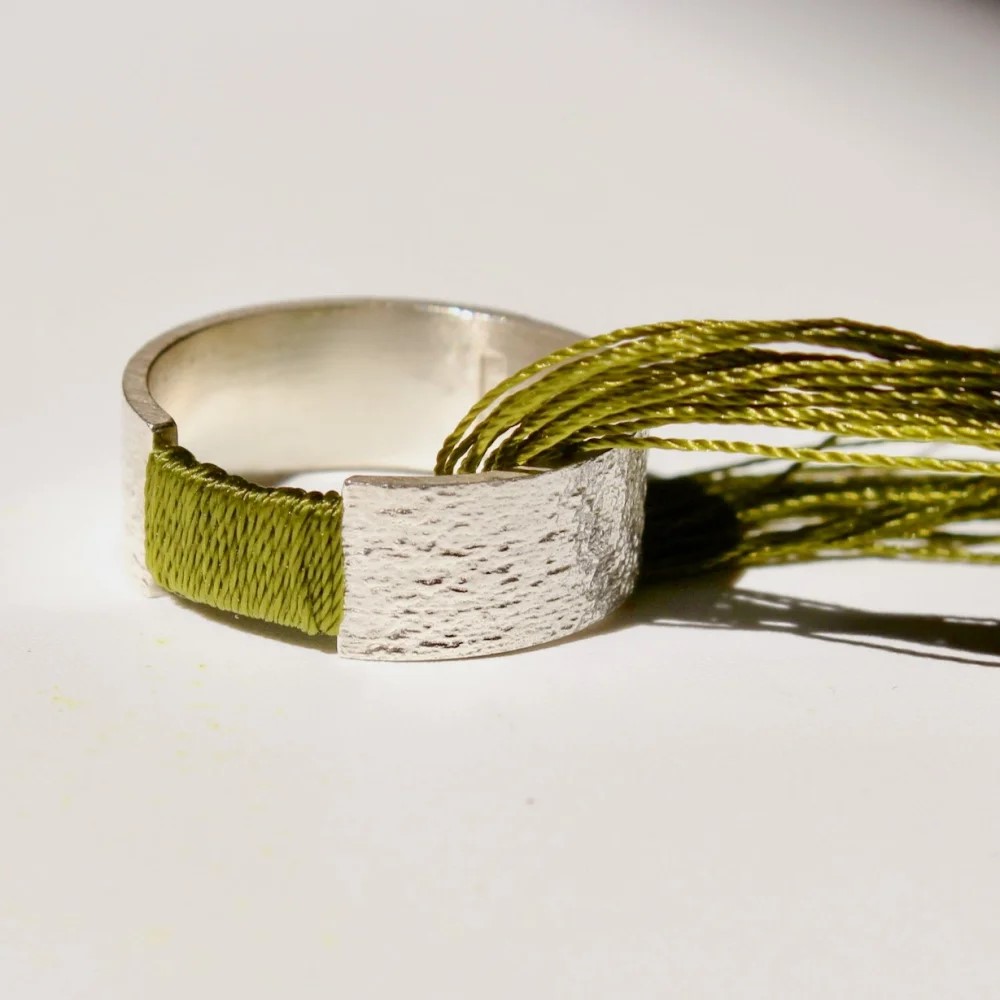 Кольцо с зеленой нитью R5022S009