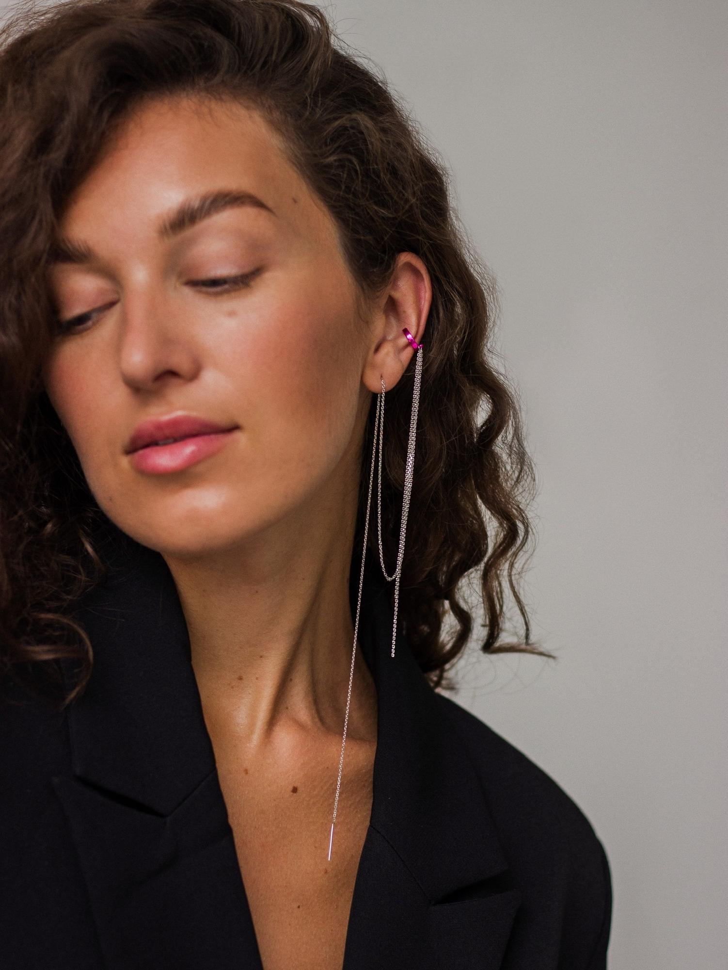 Серебряная моносерьга "Движение" в цвете фуксия - fuchsia