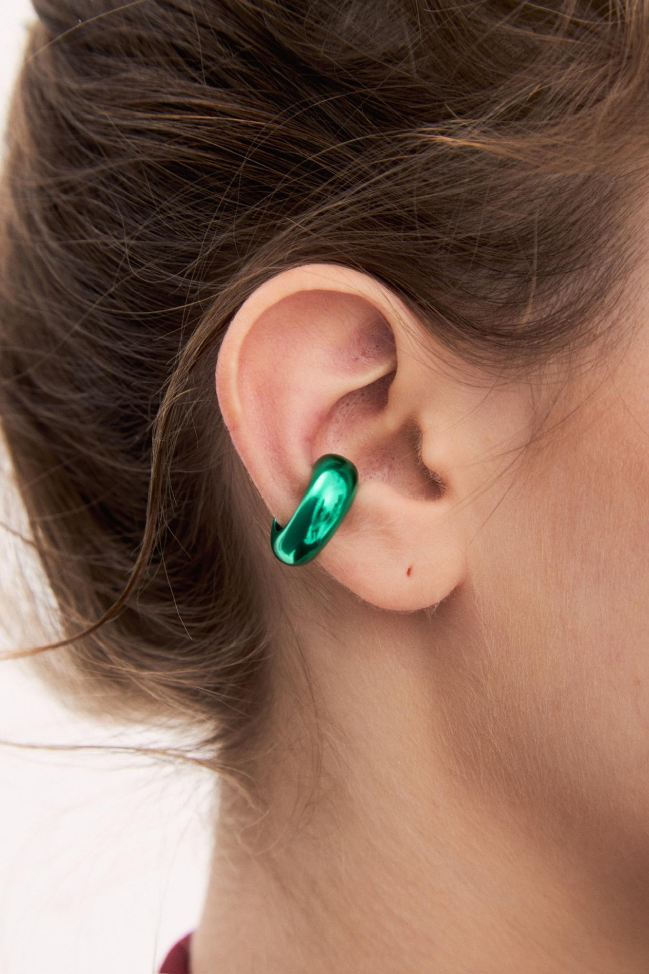 Серебряная объемная серьга-кафф как бублик зеленого цвета - Bubble green