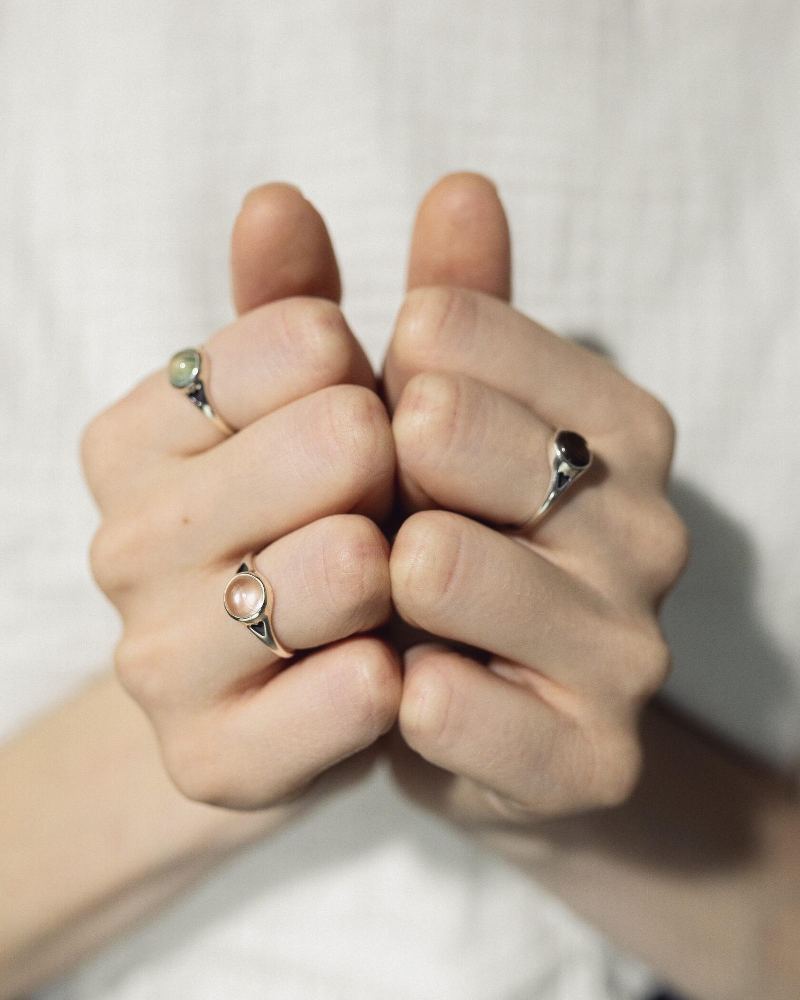 Узкое кольцо с натуральным камнем