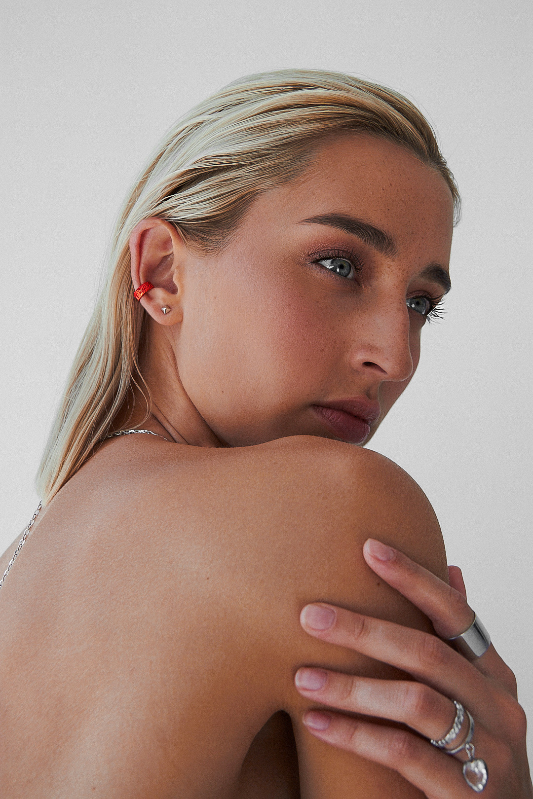 Серебряная серьга-кафф Будущее (Future) красная