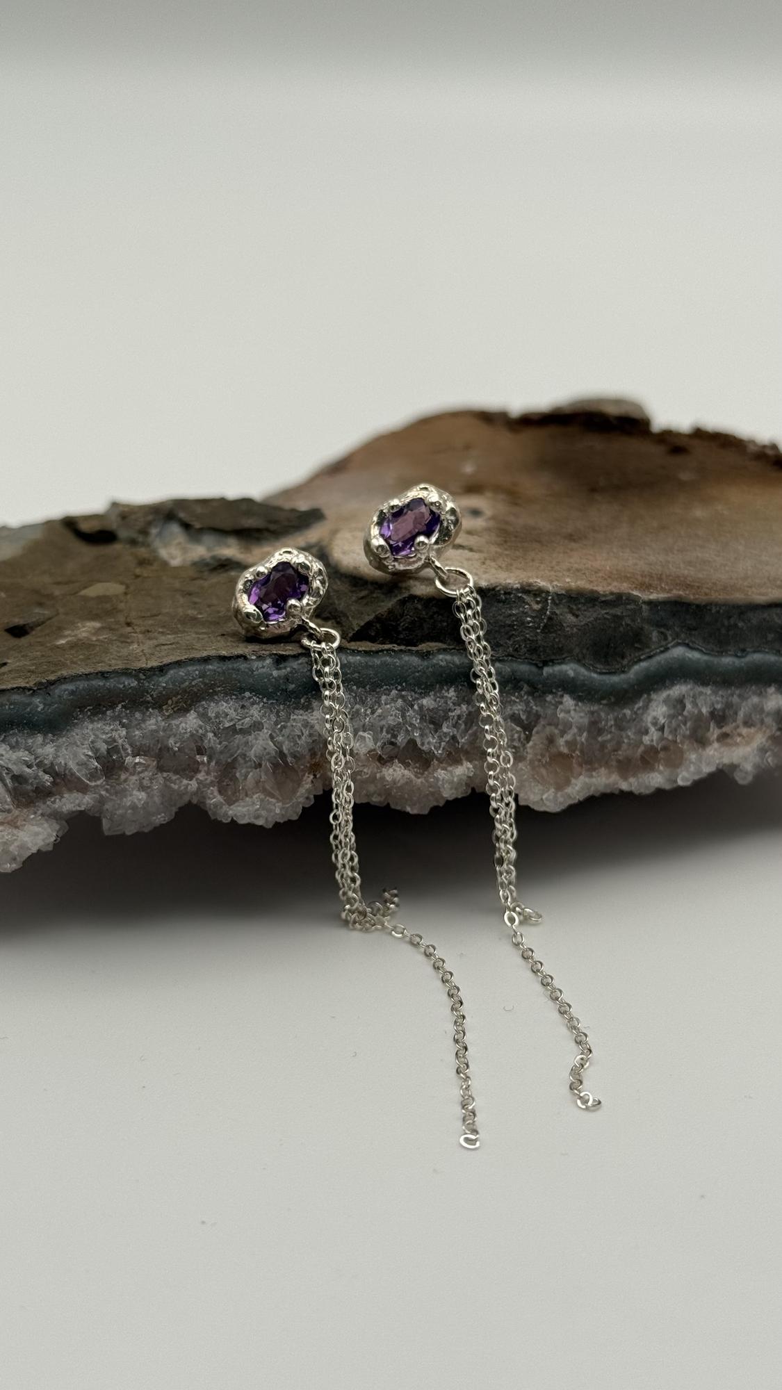 Моносерьга с натуральным камнем и цепочками