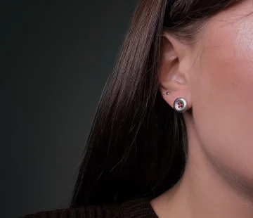Серебряные пусеты с красными нитями E5005R011