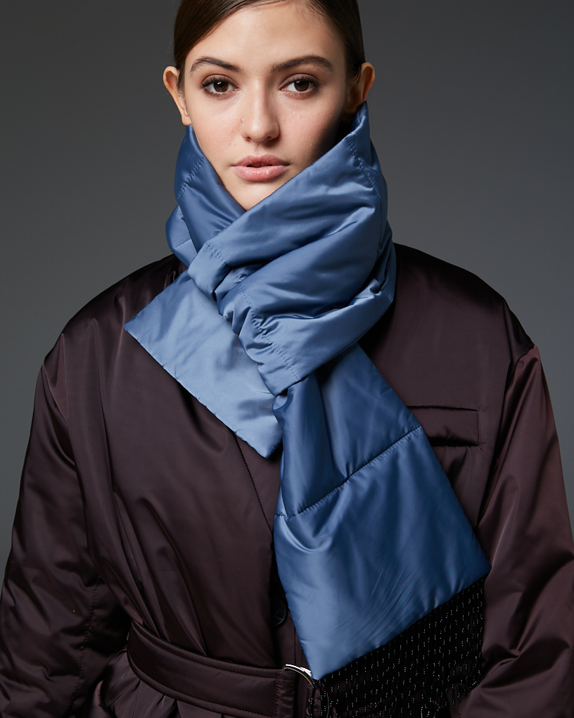 Дутый шарф с деталью из черного бисера