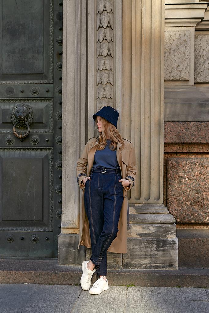 Джинсы из темно-синего денима