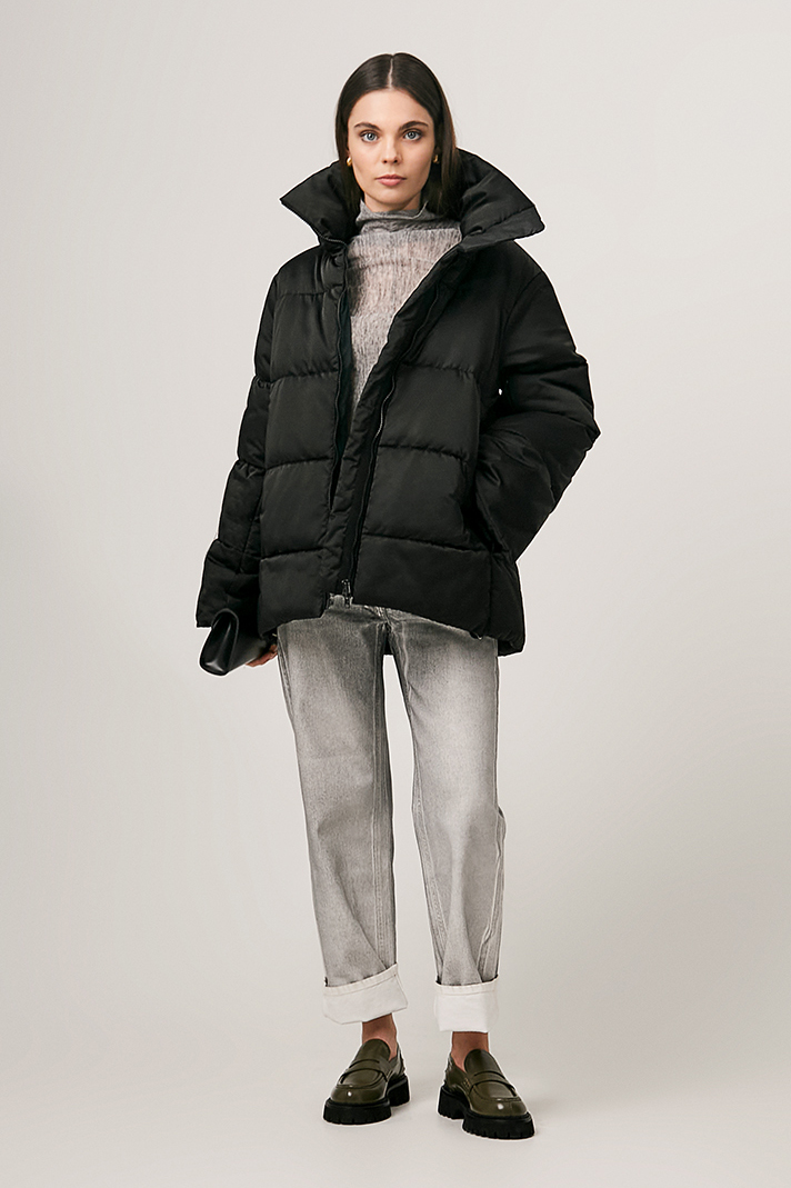 Пуховик черного цвета