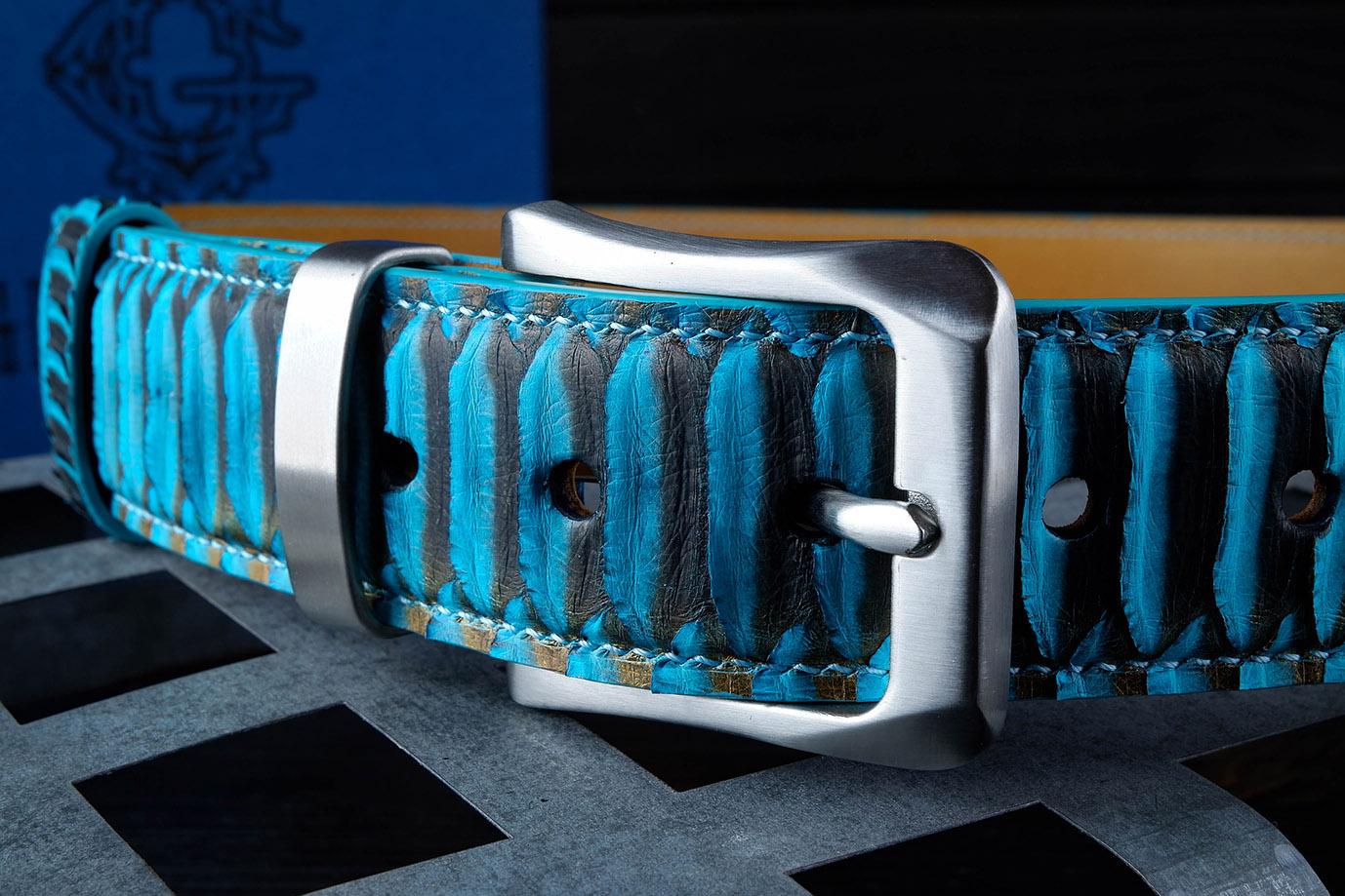мужской ремень, женский ремень, кожаный ремень, для джинсов, для брюк, голубая кожа, пряжка нержавеющая сталь,  ширина 40 мм, 4 см, ручная работа, Grossone, надежная пряжка, натуральная кожа, экзотическая кожа, необычная кожа, редкая кожа, ручная прошивка, брючный, джинсовый ремень, классический ремень, купить ремень, заказать ремень, ремень под заказ, ремень большой размер, кожа питона