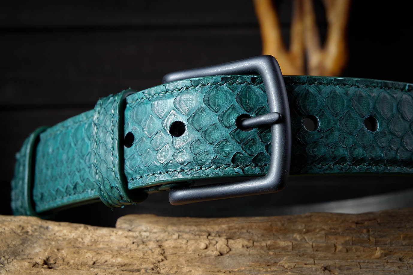 мужской ремень, женский ремень, кожаный ремень, для джинсов, для брюк, зеленая кожа, пряжка нержавеющая сталь,  ширина 40 мм, 4 см, ручная работа, Grossone, надежная пряжка, натуральная кожа, экзотическая кожа, необычная кожа, редкая кожа, ручная прошивка, брючный, джинсовый ремень, классический ремень, купить ремень, заказать ремень, ремень под заказ, ремень большой размер, кожа питона