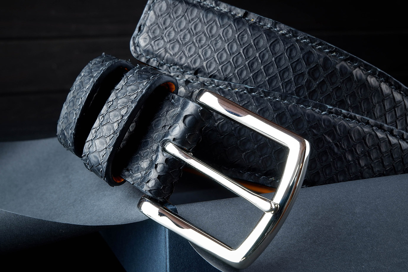 мужской ремень, кожаный ремень, для джинсов, для брюк, черная кожа, пряжка нержавеющая сталь,  ширина 40 мм, 4 см, ручная работа, Grossone, надежная пряжка, натуральная кожа, экзотическая кожа, необычная кожа, редкая кожа, ручная прошивка, брючный, джинсовый ремень, классический ремень, купить ремень, заказать ремень, ремень под заказ, ремень большой размер, кожа питона