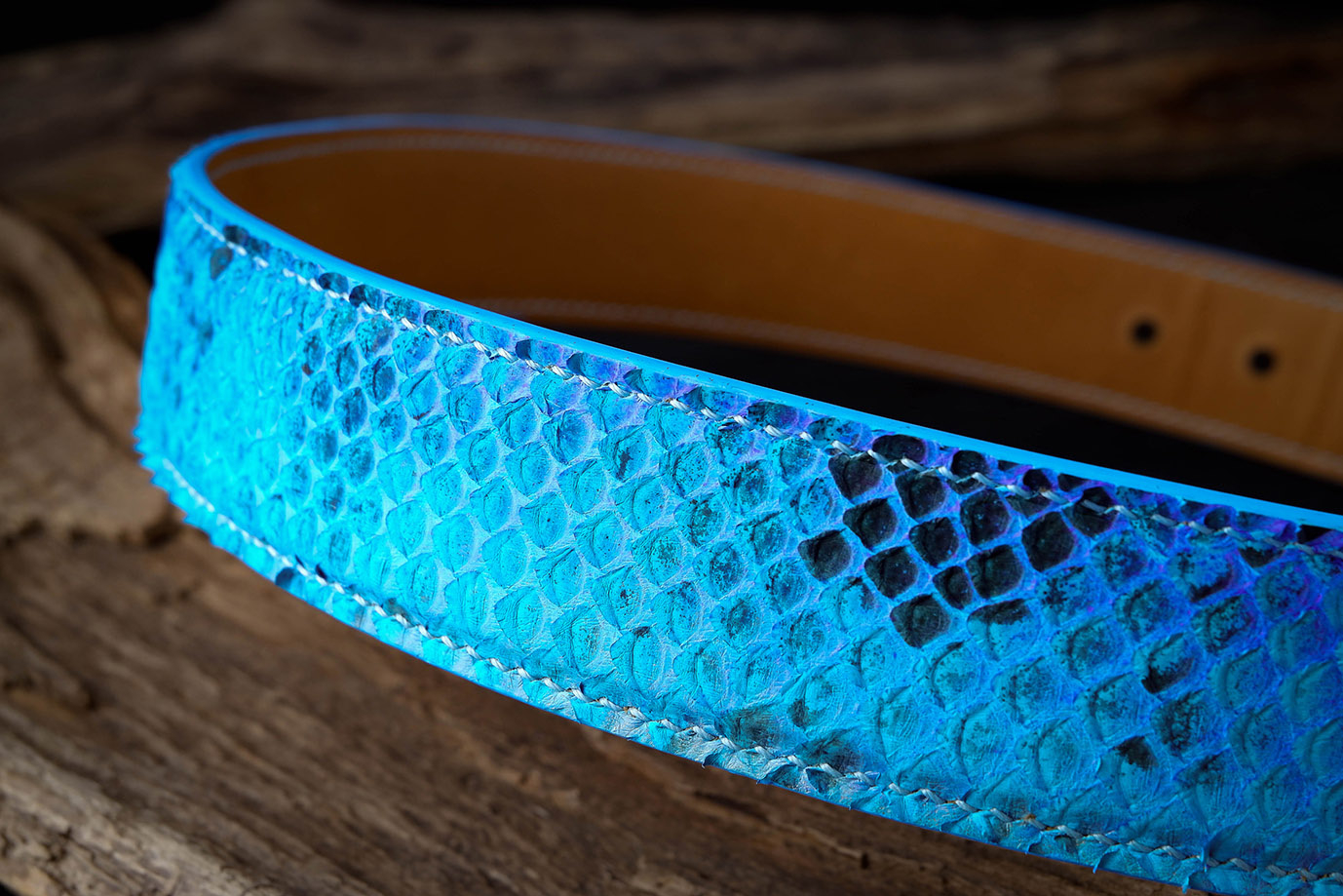 мужской ремень, женский ремень, кожаный ремень, для джинсов, для брюк, голубая кожа, пряжка нержавеющая сталь,  ширина 40 мм, 4 см, ручная работа, Grossone, надежная пряжка, натуральная кожа, экзотическая кожа, необычная кожа, редкая кожа, ручная прошивка, брючный, джинсовый ремень, классический ремень, купить ремень, заказать ремень, ремень под заказ, ремень большой размер, кожа питона