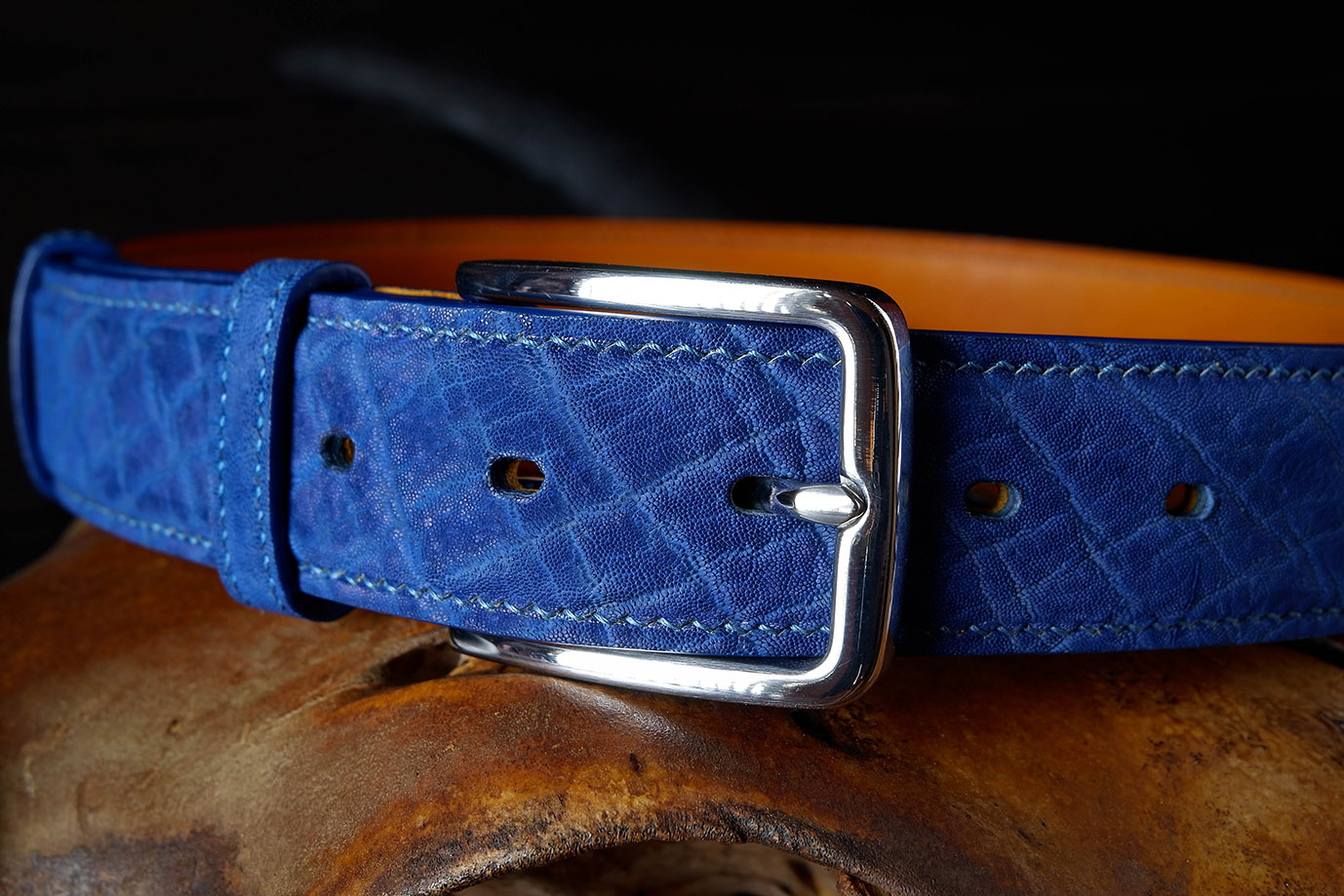 мужской ремень, кожаный ремень, для джинсов, для брюк, синяя кожа, пряжка нержавеющая сталь,  ширина 40 мм, 4 см, ручная работа, Grossone, надежная пряжка, натуральная кожа, экзотическая кожа, необычная кожа, редкая кожа, ручная прошивка, брючный, джинсовый ремень, классический ремень, купить ремень, заказать ремень, ремень под заказ, ремень большой размер, кожа слона, необычный ремень