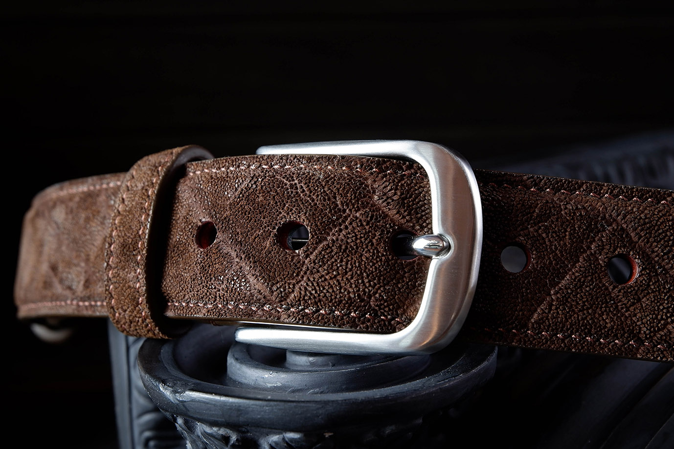 мужской ремень, кожаный ремень, для джинсов, для брюк, коричневая кожа, пряжка нержавеющая сталь,  ширина 40 мм, 4 см, ручная работа, Grossone, надежная пряжка, натуральная кожа, экзотическая кожа, необычная кожа, редкая кожа, ручная прошивка, брючный, джинсовый ремень, классический ремень, купить ремень, заказать ремень, ремень под заказ, ремень большой размер, кожа слона, необычный ремень