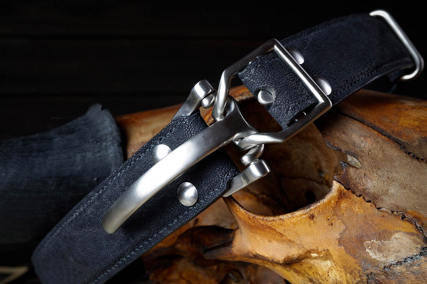 мужской ремень, кожаный ремень, для джинсов, для брюк, черная кожа, пряжка нержавеющая сталь,  ширина 40 мм, 4 см, ручная работа, Grossone, надежная пряжка, натуральная кожа, экзотическая кожа, необычная кожа, редкая кожа, ручная прошивка, брючный, джинсовый ремень, классический ремень, купить ремень, заказать ремень, ремень под заказ, ремень большой размер, кожа слона, необычный ремень, необычные пряжки, пряжка литлтон