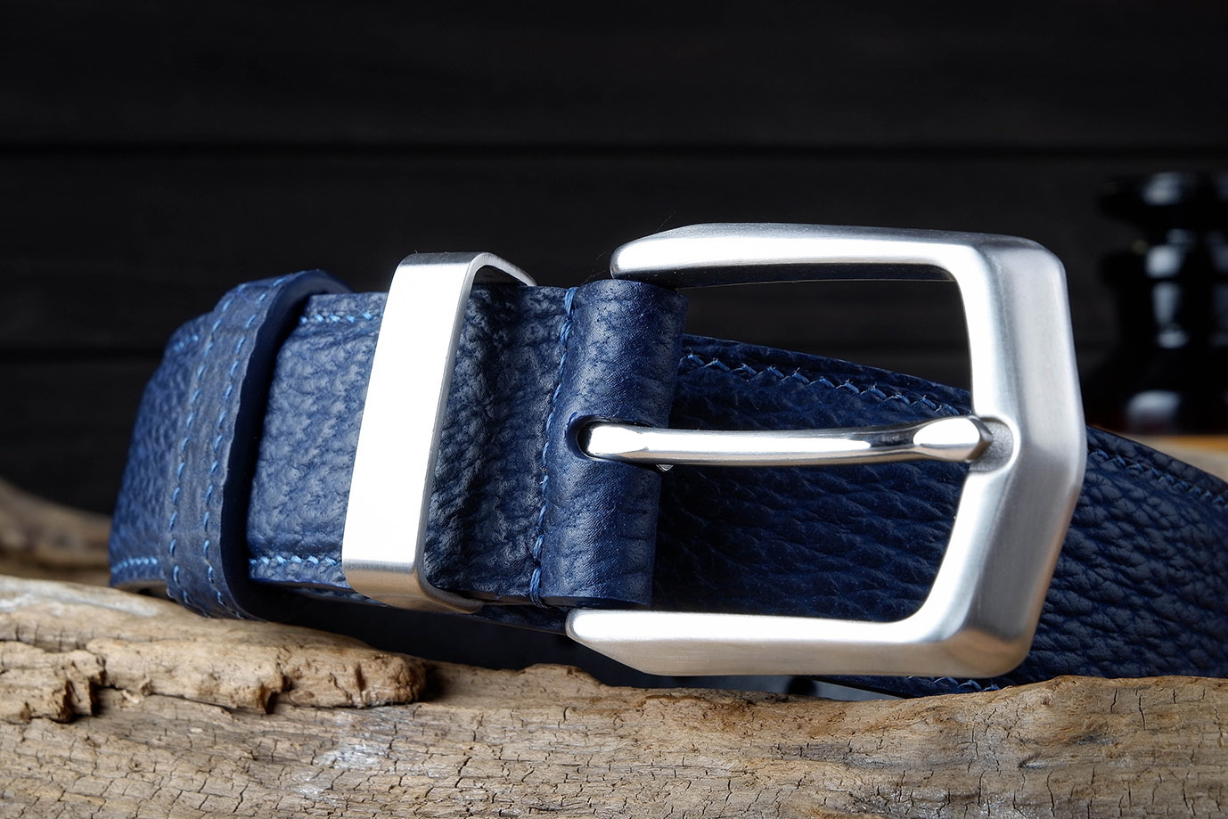 мужской ремень, кожаный ремень, для джинсов, для брюк, синяя кожа, пряжка нержавеющая сталь,  ширина 40 мм, 4 см, ручная работа, Grossone, надежная пряжка, натуральная кожа, экзотическая кожа, необычная кожа, редкая кожа, ручная прошивка, брючный, джинсовый ремень, классический ремень, купить ремень, заказать ремень, ремень под заказ, ремень большой размер, кожа акулы, необычный ремень