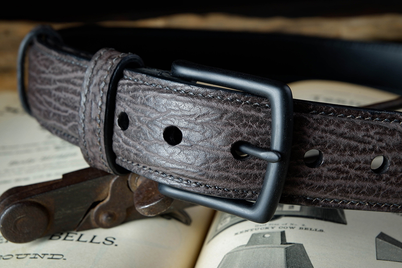 мужской ремень, кожаный ремень, для джинсов, для брюк, коричневая кожа, пряжка нержавеющая сталь,  ширина 40 мм, 4 см, ручная работа, Grossone, надежная пряжка, натуральная кожа, экзотическая кожа, необычная кожа, редкая кожа, ручная прошивка, брючный, джинсовый ремень, классический ремень, купить ремень, заказать ремень, ремень под заказ, ремень большой размер, кожа акулы, необычный ремень