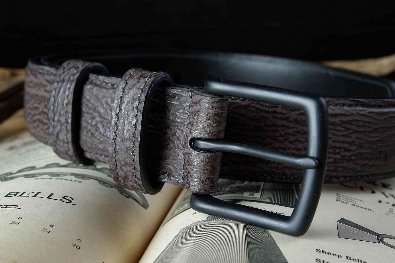 мужской ремень, кожаный ремень, для джинсов, для брюк, коричневая кожа, пряжка нержавеющая сталь,  ширина 40 мм, 4 см, ручная работа, Grossone, надежная пряжка, натуральная кожа, экзотическая кожа, необычная кожа, редкая кожа, ручная прошивка, брючный, джинсовый ремень, классический ремень, купить ремень, заказать ремень, ремень под заказ, ремень большой размер, кожа акулы, необычный ремень