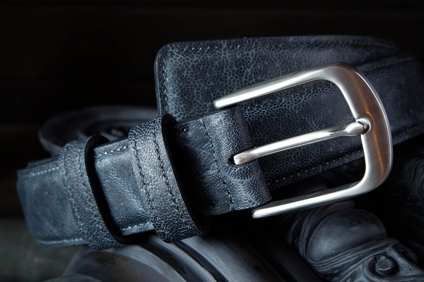 мужской ремень, кожаный ремень, для джинсов, для брюк, черная кожа, серая кожа, графит, пряжка нержавеющая сталь,  ширина 40 мм, 4 см, ручная работа, Grossone, надежная пряжка, натуральная кожа, экзотическая кожа, необычная кожа, редкая кожа, ручная прошивка, брючный, джинсовый ремень, классический ремень, купить ремень, заказать ремень, ремень под заказ, ремень большой размер, кожа слона, необычный ремень