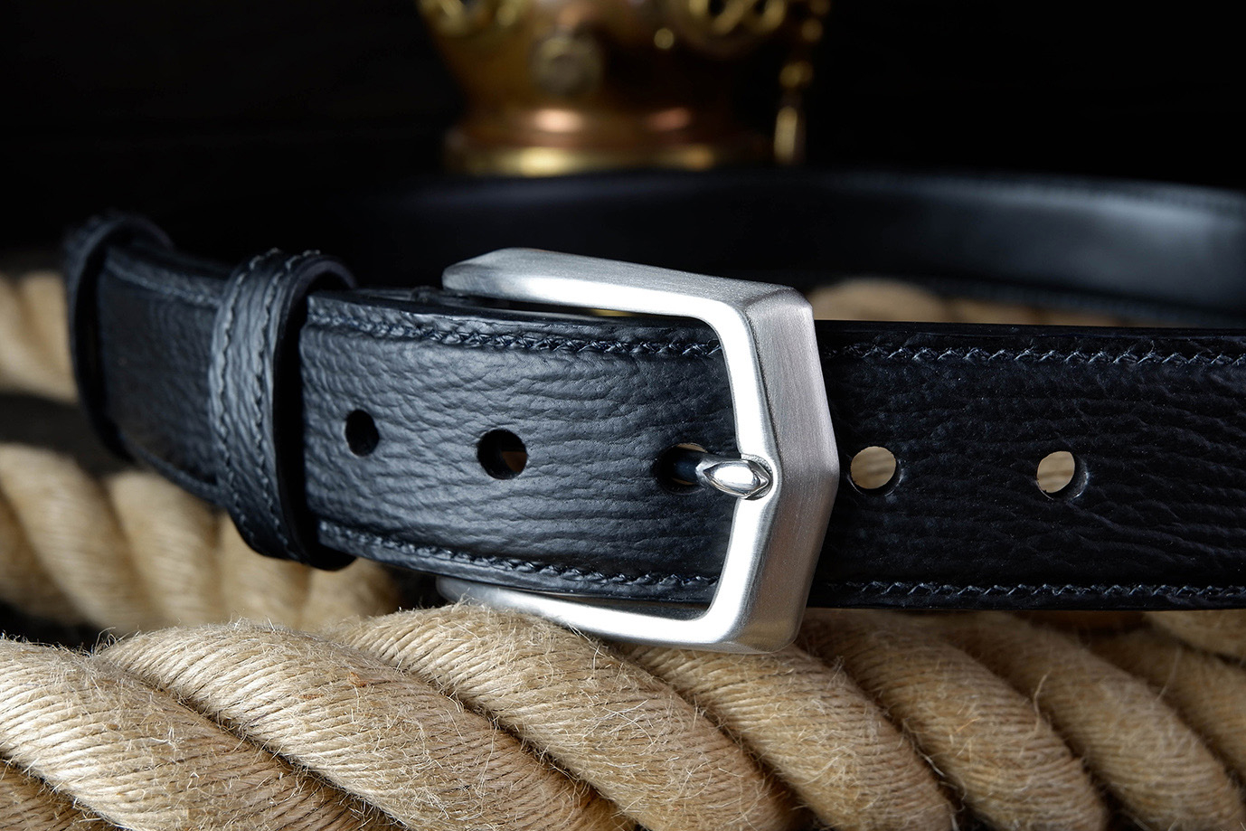 мужской ремень, кожаный ремень, для джинсов, для брюк, черная кожа, пряжка нержавеющая сталь,  ширина 40 мм, 4 см, ручная работа, Grossone, надежная пряжка, натуральная кожа, экзотическая кожа, необычная кожа, редкая кожа, ручная прошивка, брючный, джинсовый ремень, классический ремень, купить ремень, заказать ремень, ремень под заказ, ремень большой размер, кожа акулы, необычный ремень