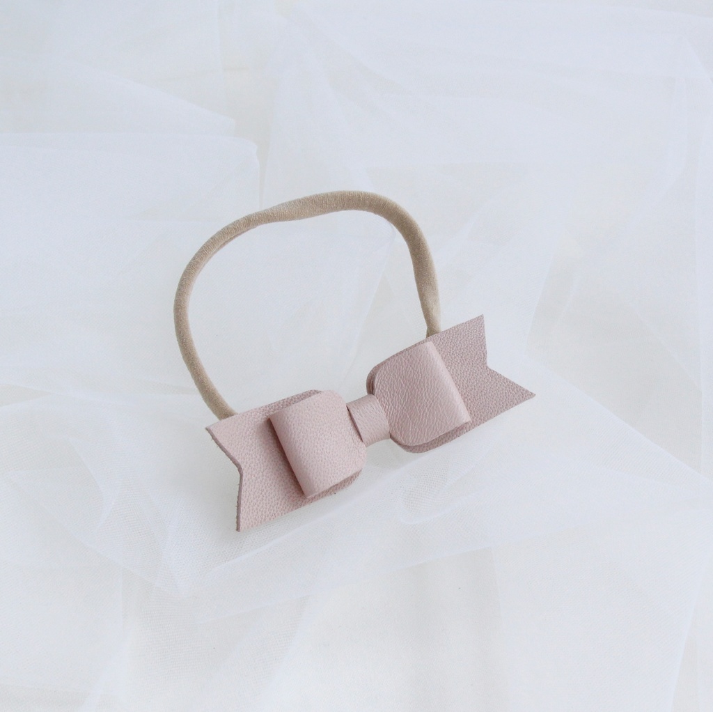 Повязка на голову "Кожаный бантик" бежевый