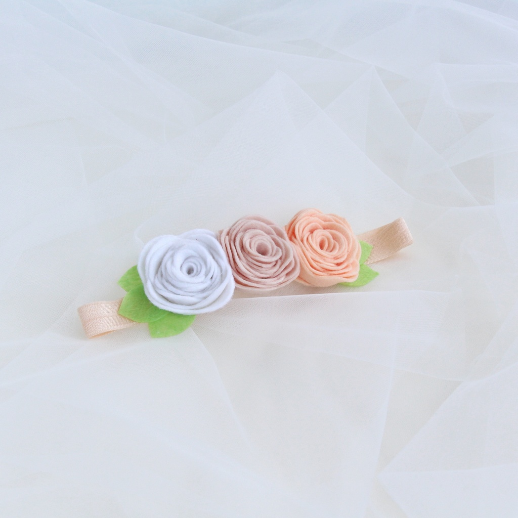 Повязка на голову "Фетровые розочки" цвет белый и персиковый