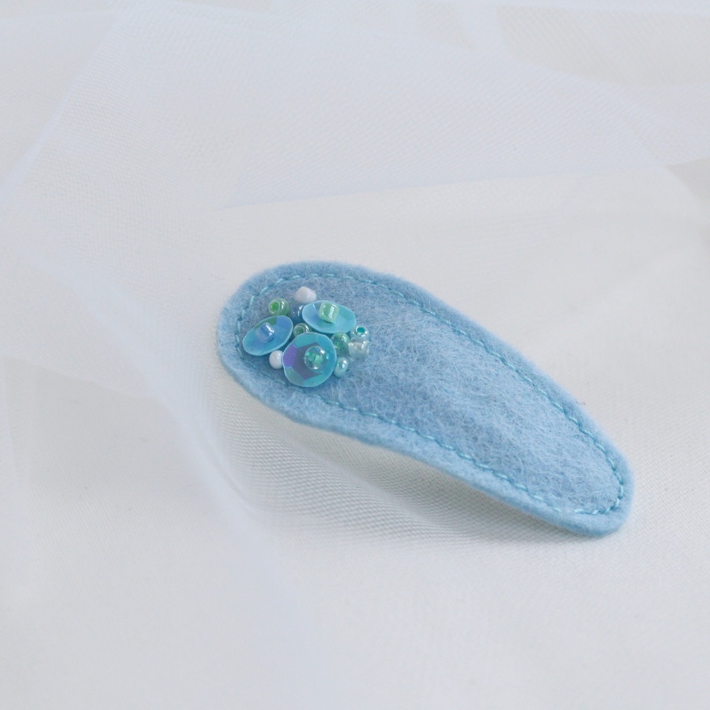 Заколка клик-клак "Фетровая с вышивкой" голубой