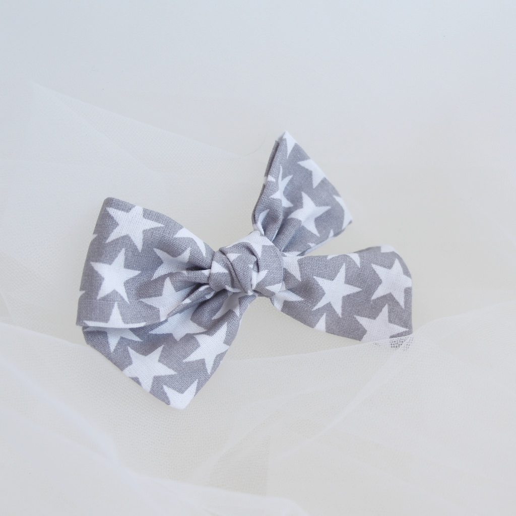 Заколка-зажим "Хлопковый бант" светло-серый белые звезды