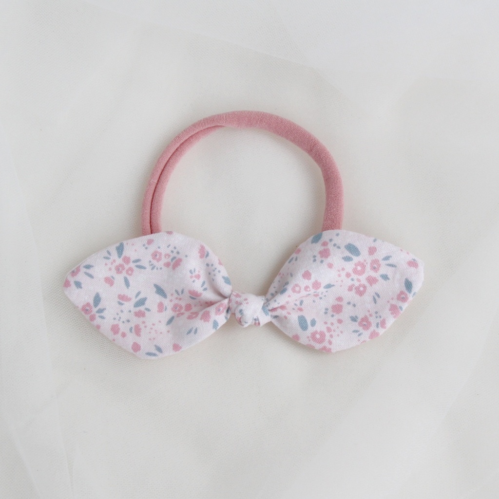 Повязка на голову "Солоха" белый с розовыми цветами