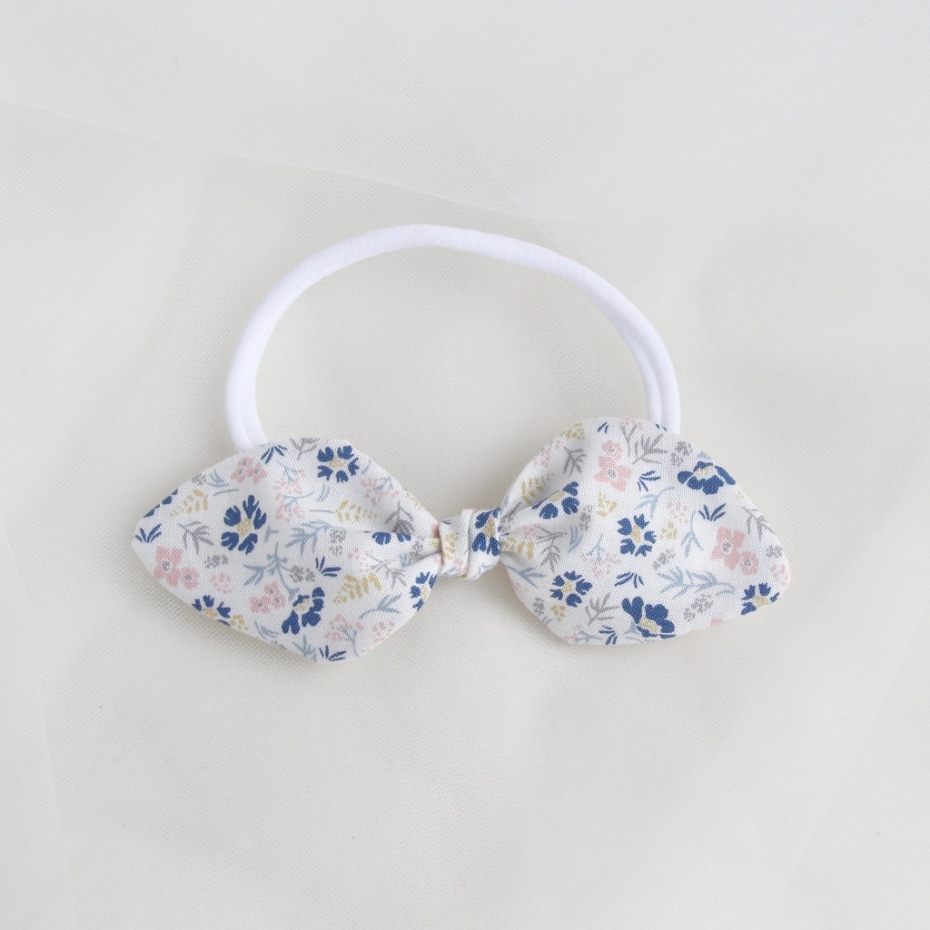 Повязка на голову "Солоха" белый с синими цветами