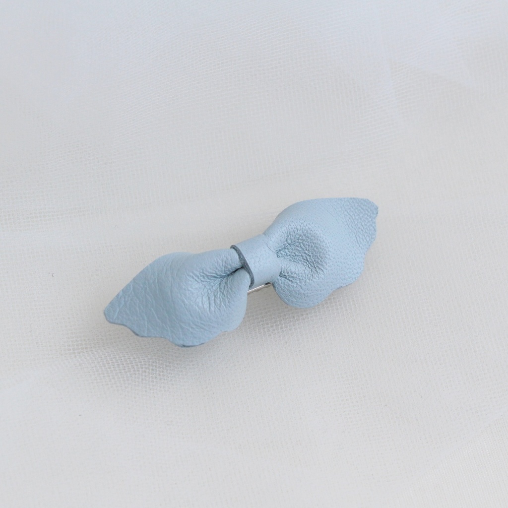 Заколка-зажим "Кожаный бантик-крылья" голубой