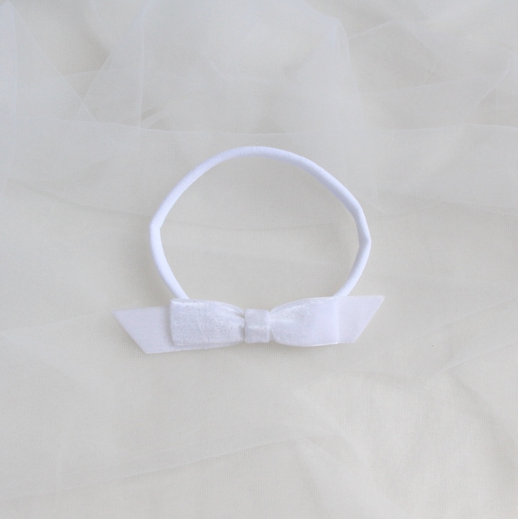 Повязка на голову "Бархатный бантик" белый