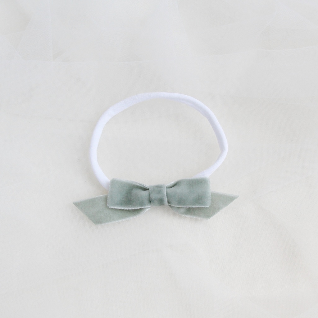 Повязка на голову "Бархатный бантик" шалфей