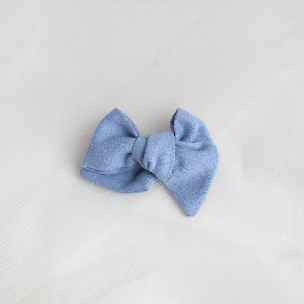 Заколка-зажим "Замшевый бантик" серо-голубой
