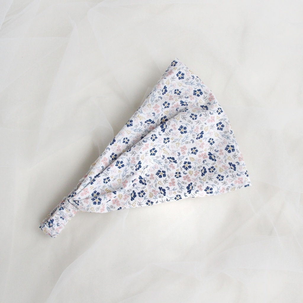 Косынка "Белая с синими цветами"