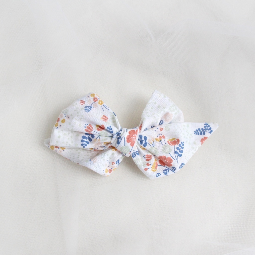 Заколка-зажим "Хлопковый бант" белый с разноцветными цветами