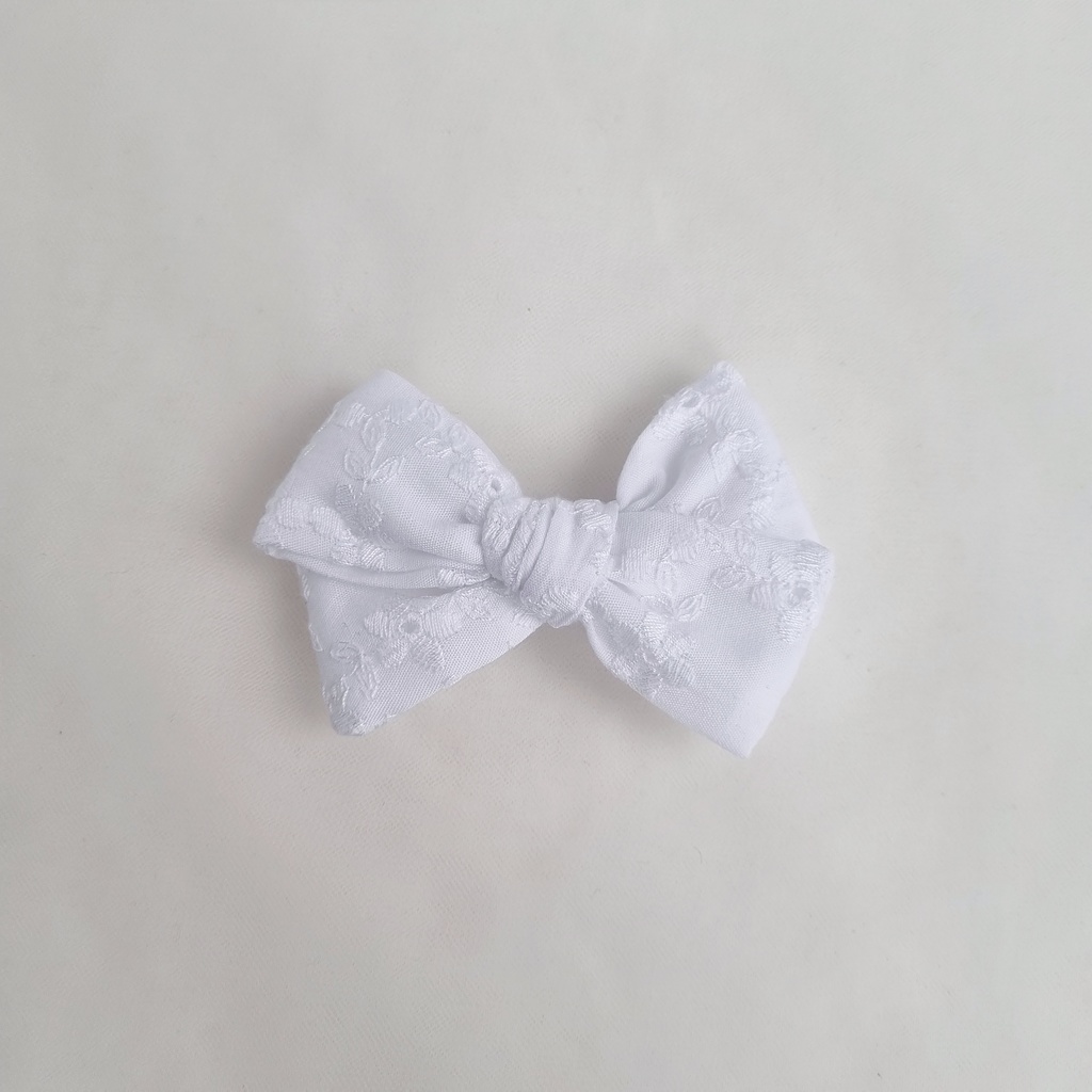 Заколка-зажим "Хлопковый бант с вышивкой" белый