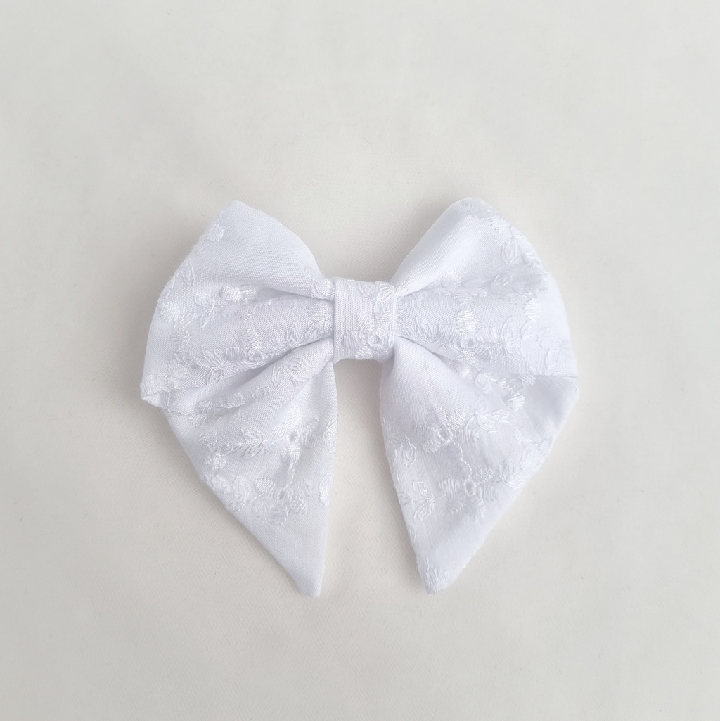 Заколка-зажим "Бант с хвостиками" белый с вышивкой