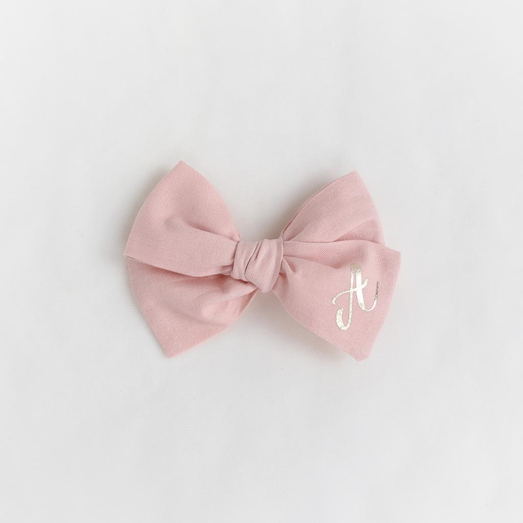Заколка-зажим "Бант с буквой" светло-розовый