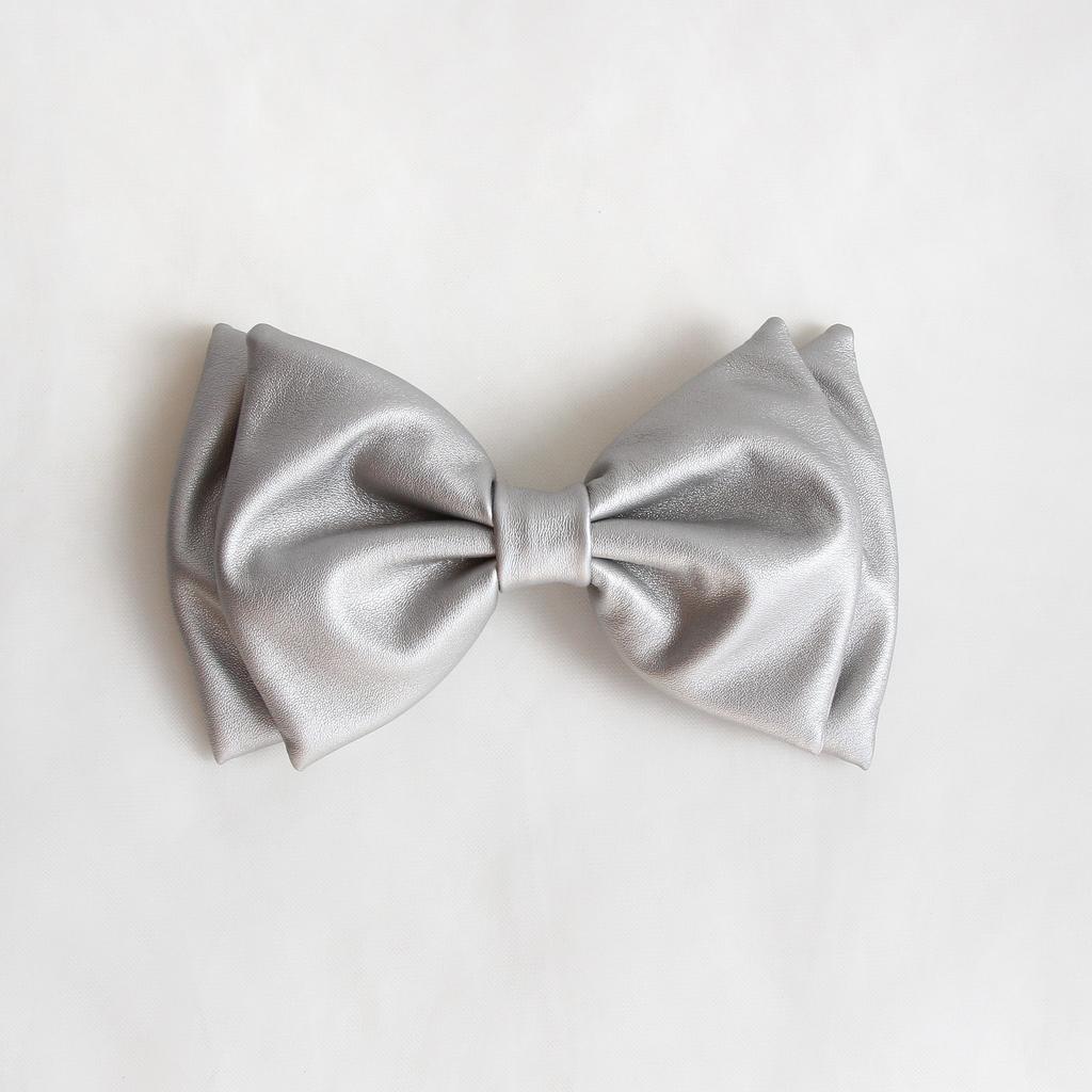 Заколка-зажим "Бант из экокожи" серебряный