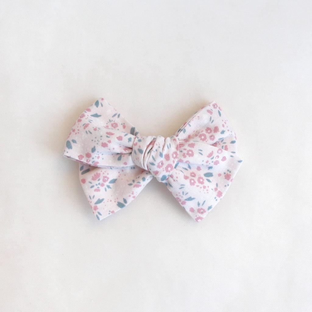 Заколка-зажим "Хлопковый бант" белый с розовыми цветами