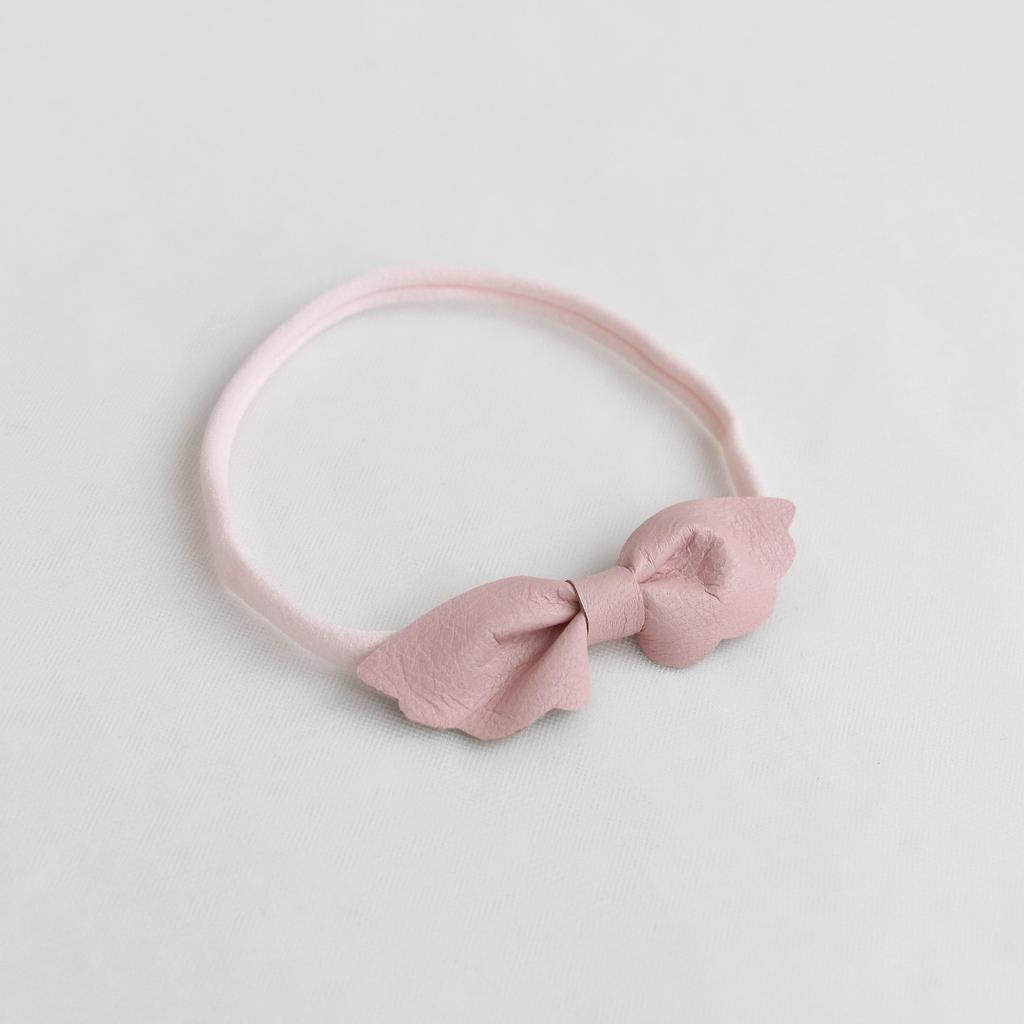 Повязка на голову "Кожаный бантик-крылья" светло-розовый