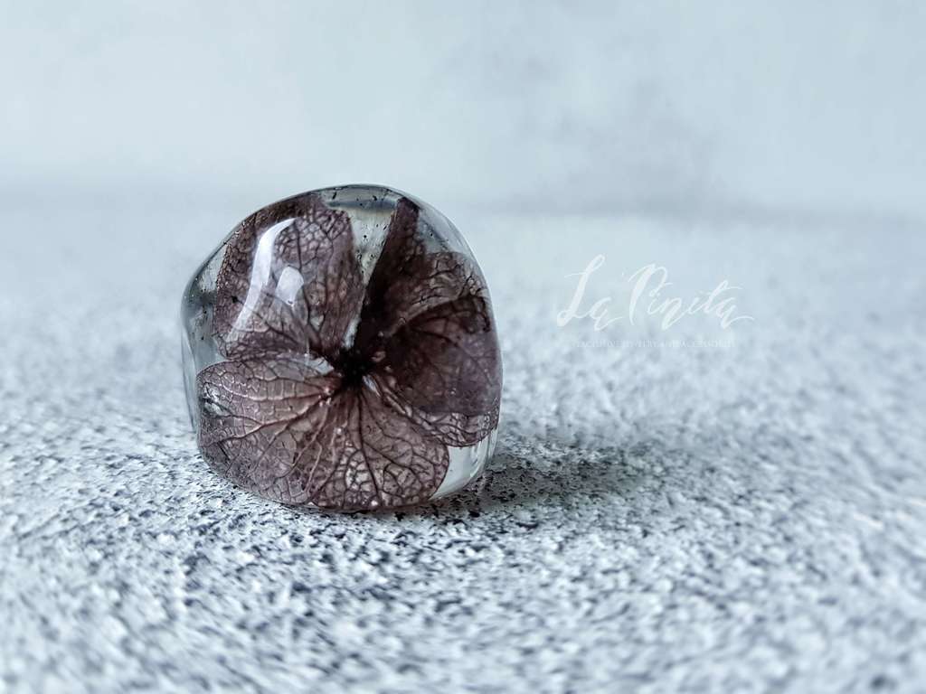 Черное кольцо с  Гортензией