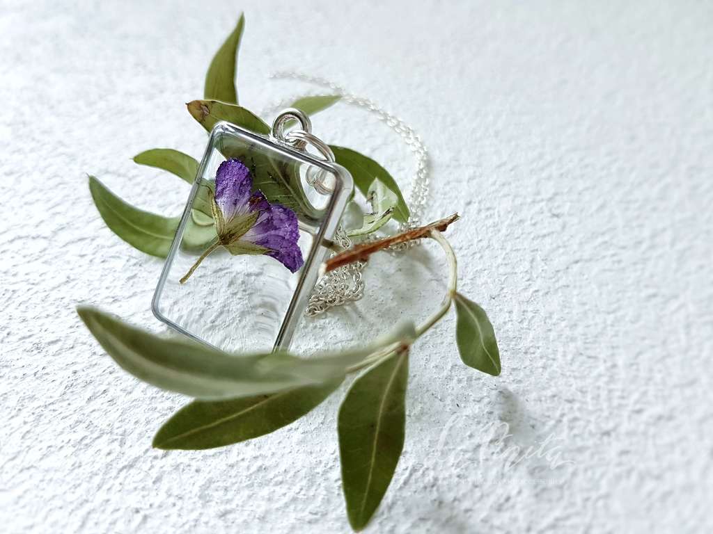 Кулон-рамка с Геранью