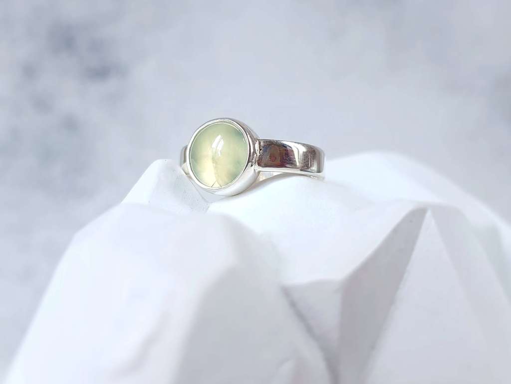 Кольцо с пренитом