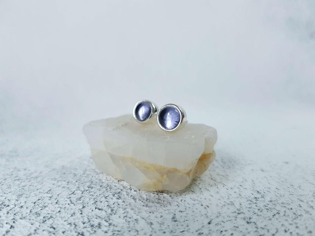 Серьги гвоздики с иолитом