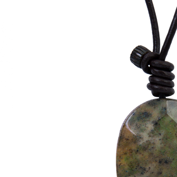 Кулон из коралла на кожаном шнурке